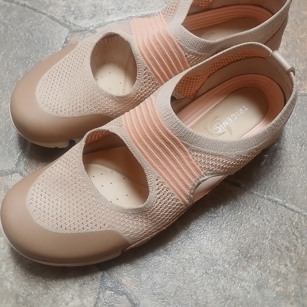 Clarks Women's Beige and Brown Flats